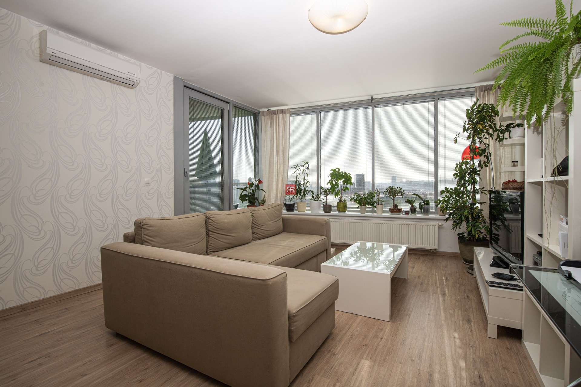 HERRYS - For rent spacious 2 room flat with garage parking place in project III Towers