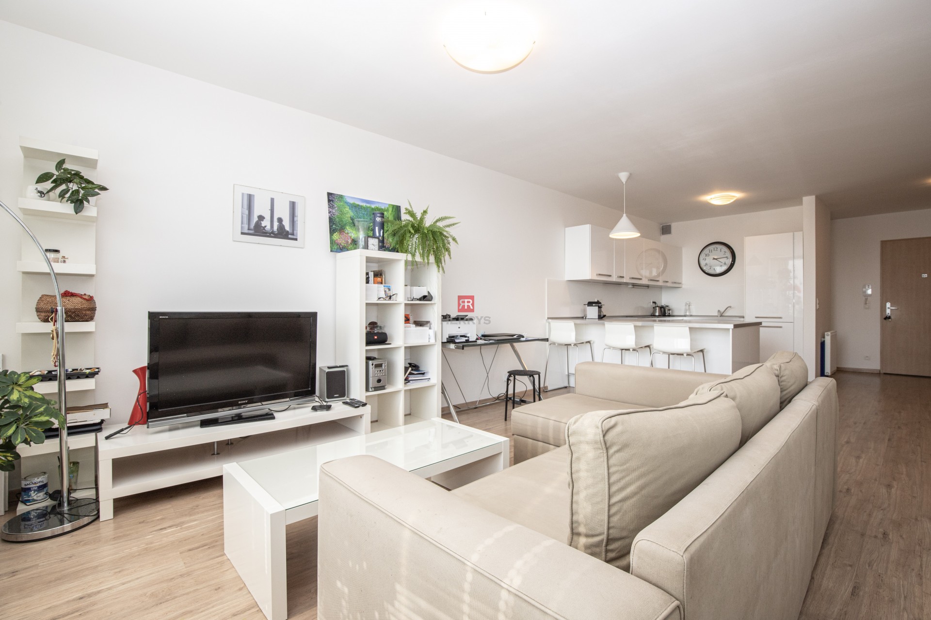 HERRYS - For rent spacious 2 room flat with garage parking place in project III Towers