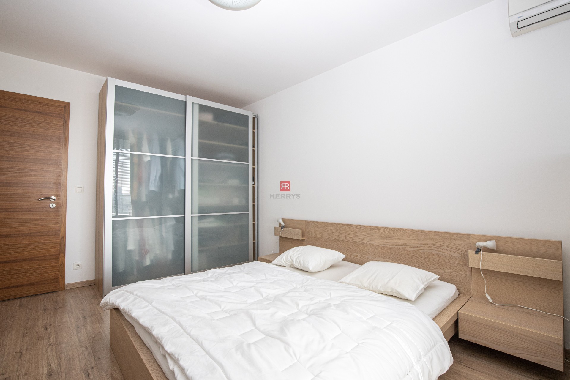 HERRYS - For rent spacious 2 room flat with garage parking place in project III Towers