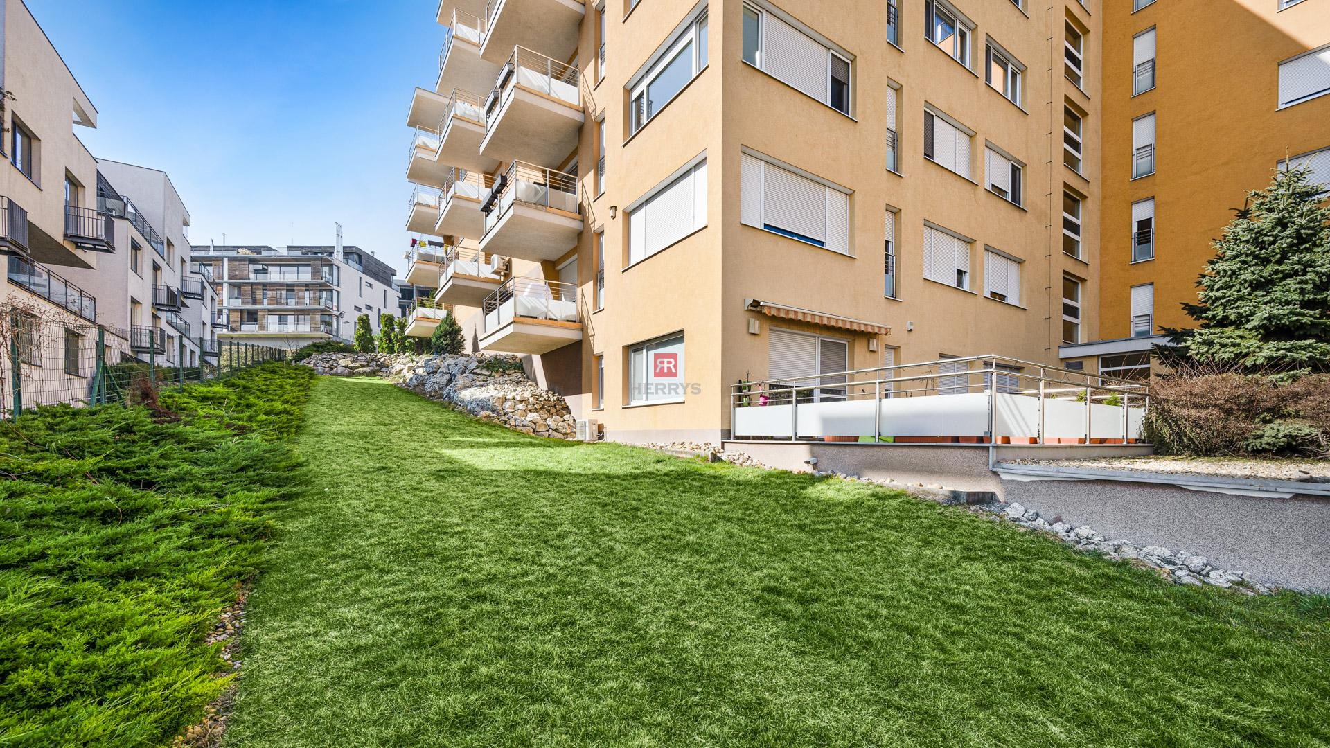 FOR RENT – spacious flat 85&nbsp;m2 with parking space, Tupeho street