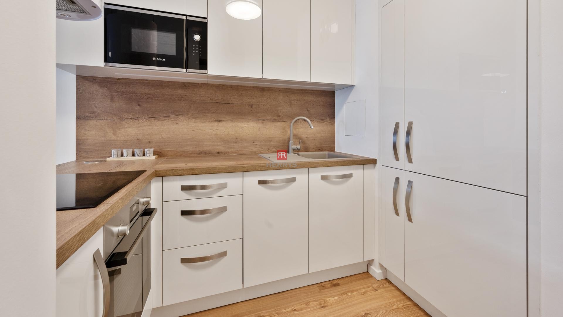 HERRYS - Na prenájom zariadený 1,5-izbový byt s parkovacím miestom v Slnečniciach - zóne Mesto