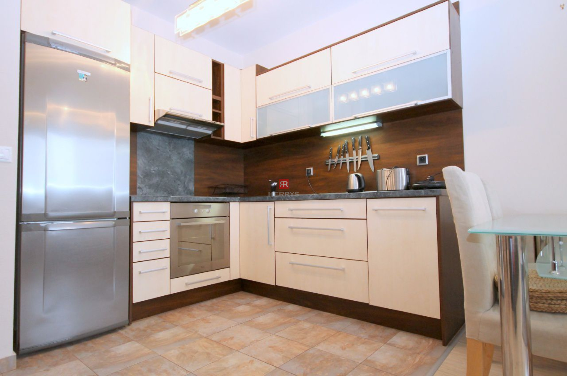 HERRYS - Na prenájom kompletne zariadený 2 izbový byt s internetom a TV v cene