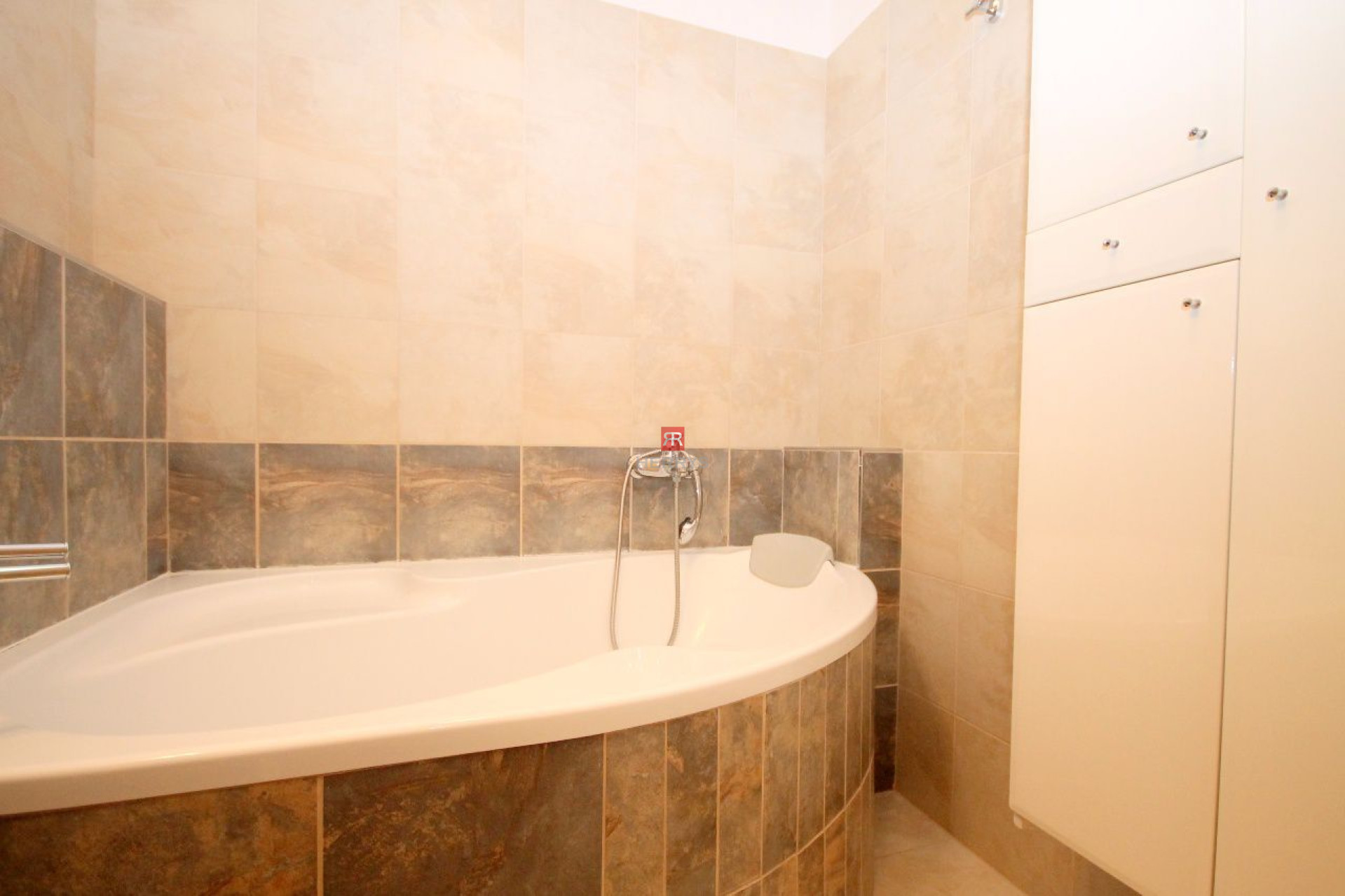 HERRYS - Na prenájom kompletne zariadený 2 izbový byt s internetom a TV v cene