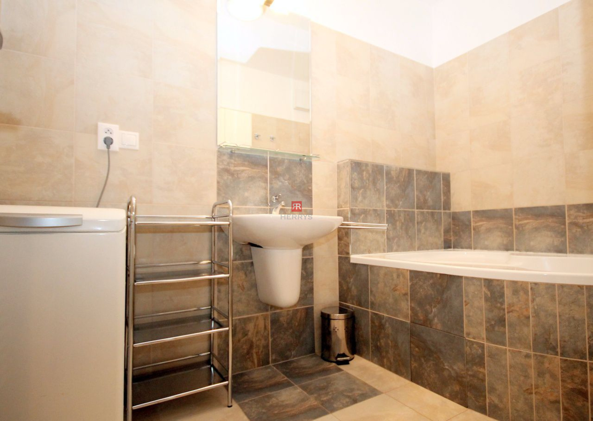 HERRYS - Na prenájom kompletne zariadený 2 izbový byt s internetom a TV v cene
