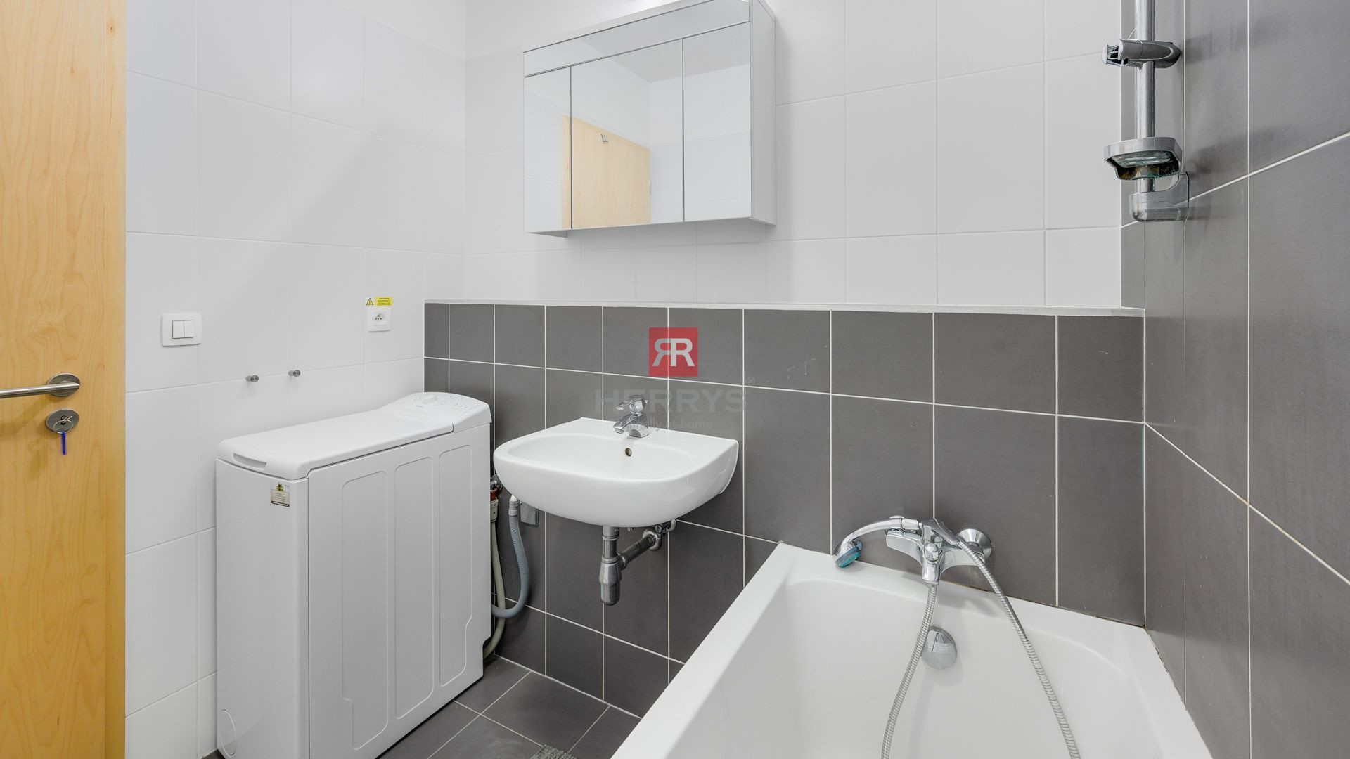 HERRYS - Na prenájom kompletne zariadený 2-izbový byt s garážovým státím v komplexe III VEŽE