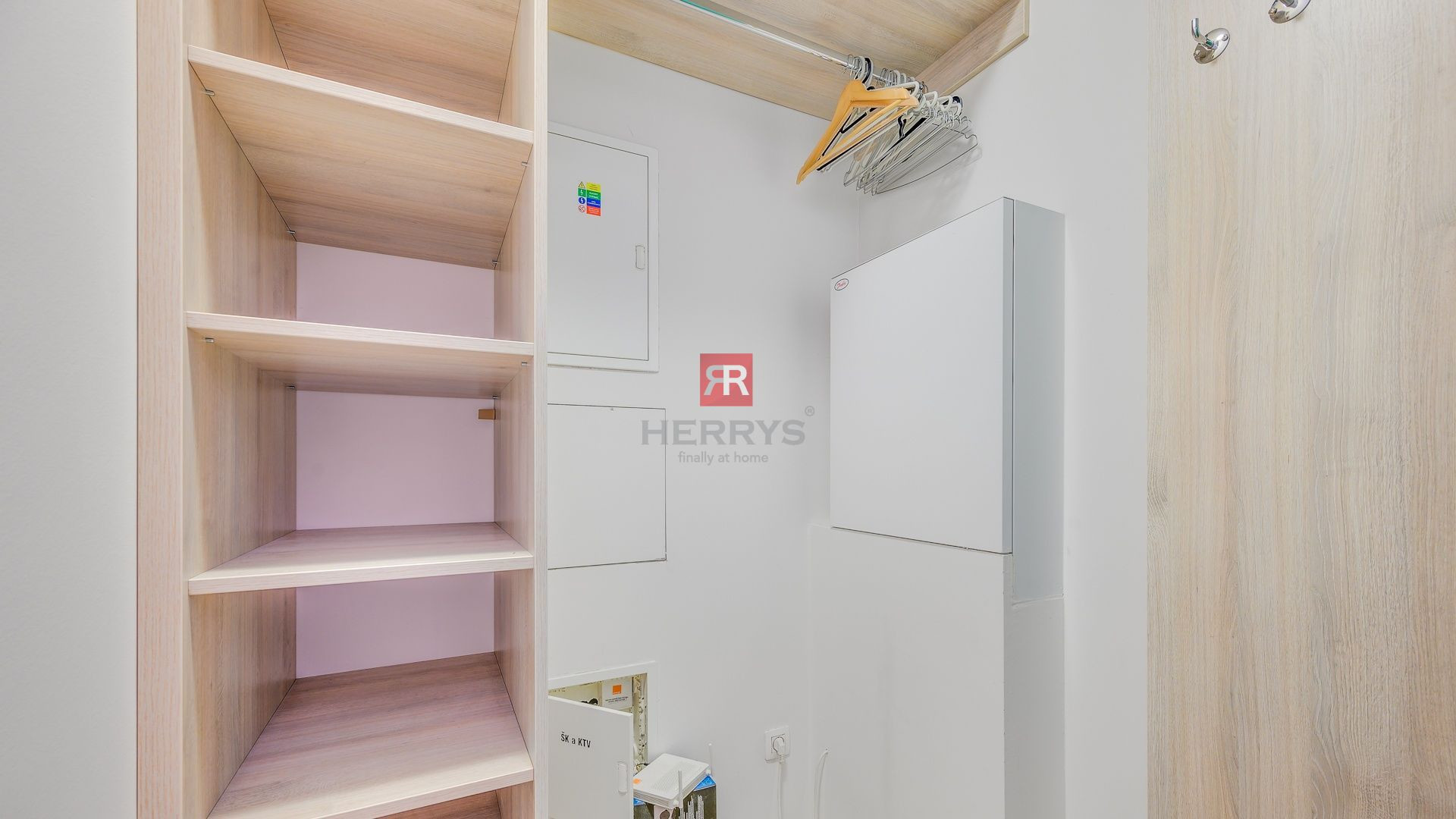 HERRYS - Na prenájom kompletne zariadený 2-izbový byt s garážovým státím v komplexe III VEŽE