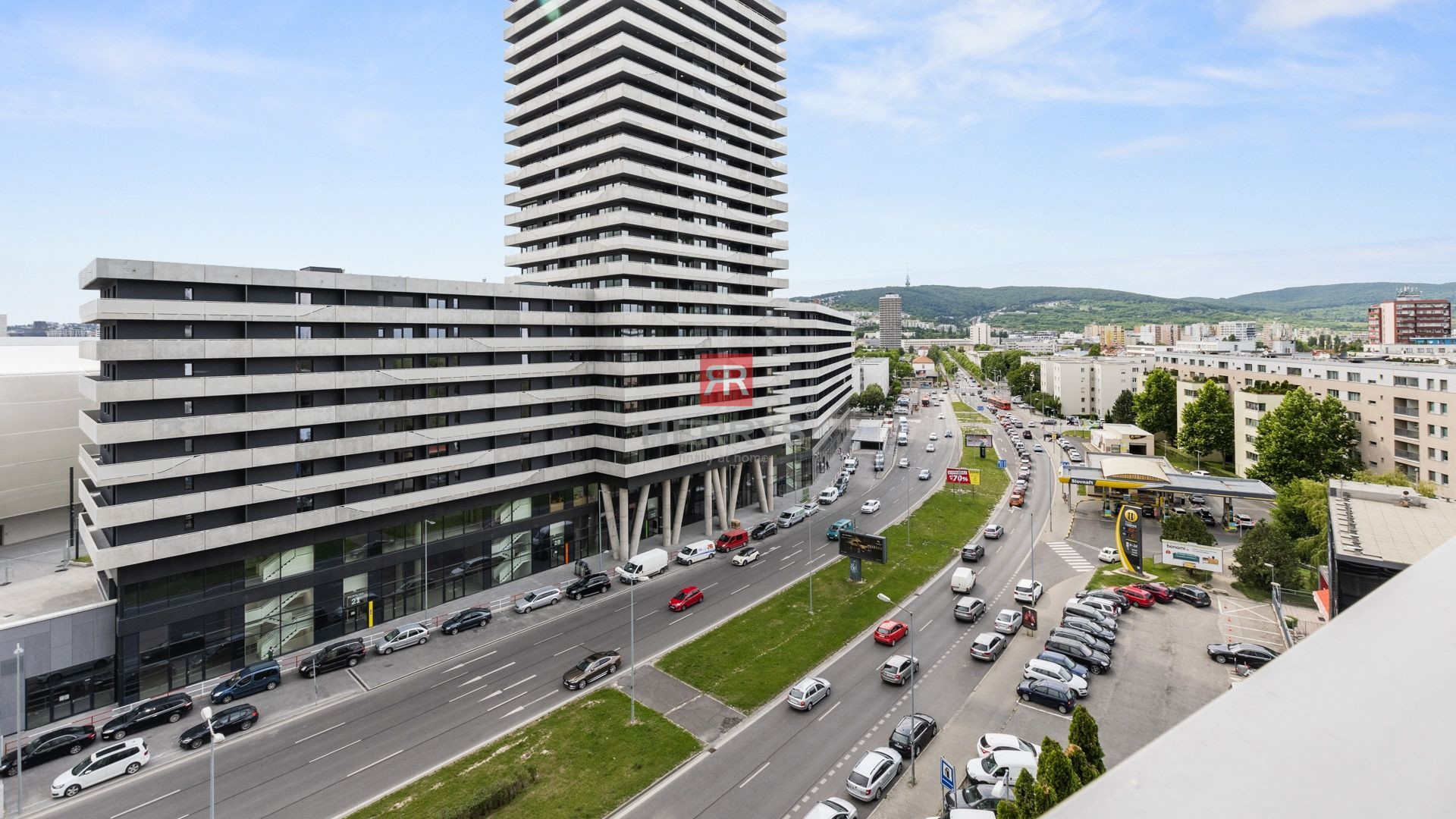 HERRYS - Na prenájom kompletne zariadený 2-izbový byt s garážovým státím v komplexe III VEŽE