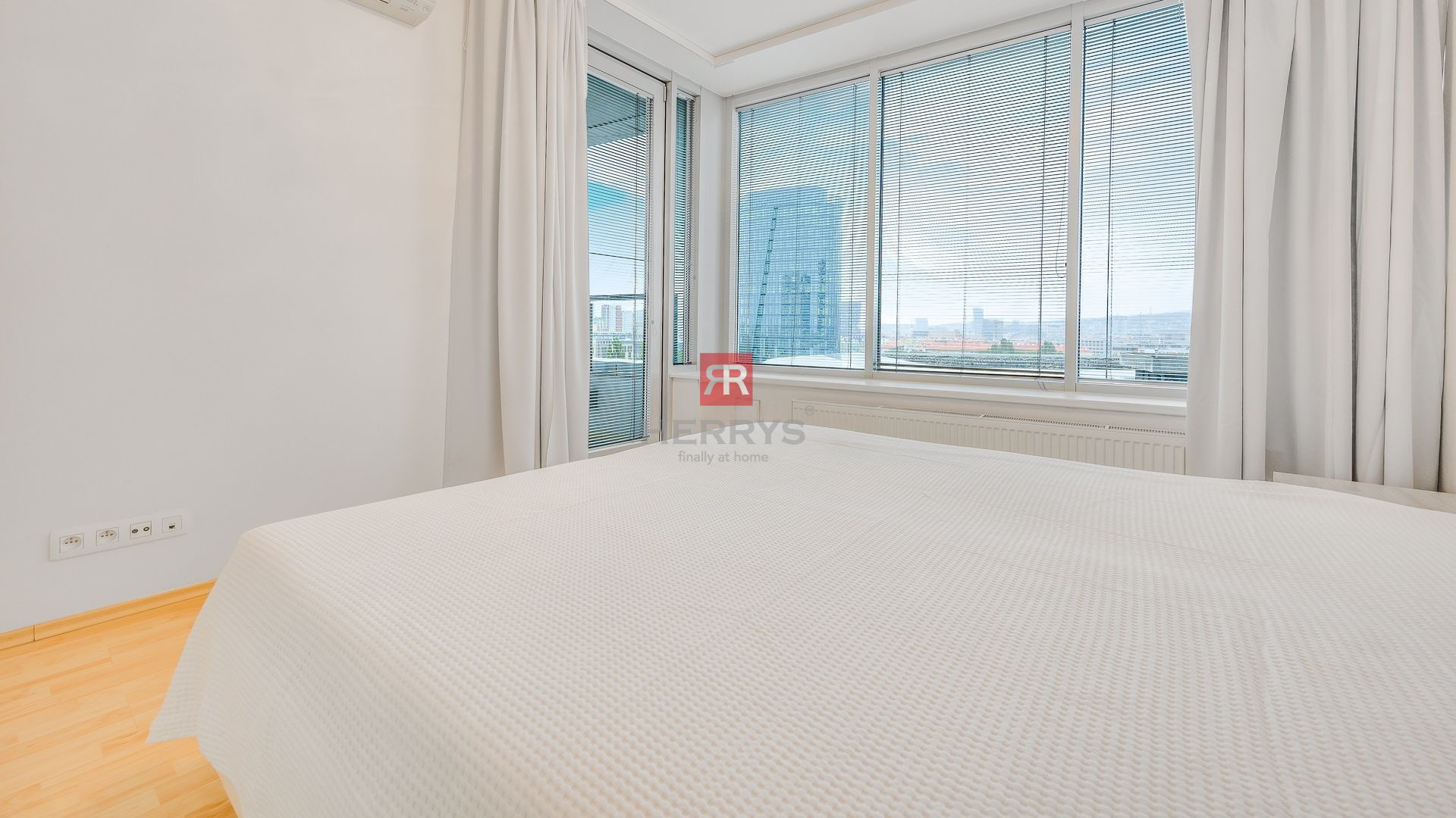 HERRYS - Na prenájom kompletne zariadený 2-izbový byt s garážovým státím v komplexe III VEŽE