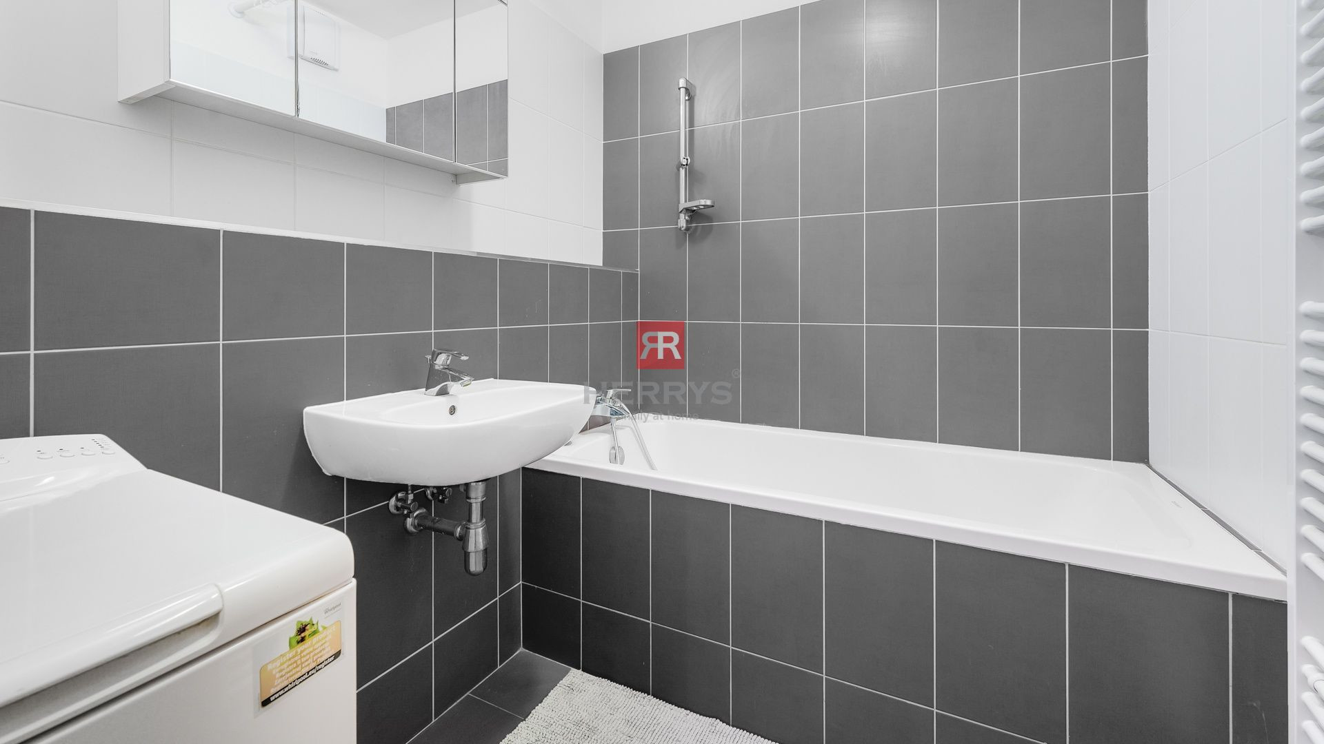 HERRYS - Na prenájom kompletne zariadený 2-izbový byt s garážovým státím v komplexe III VEŽE