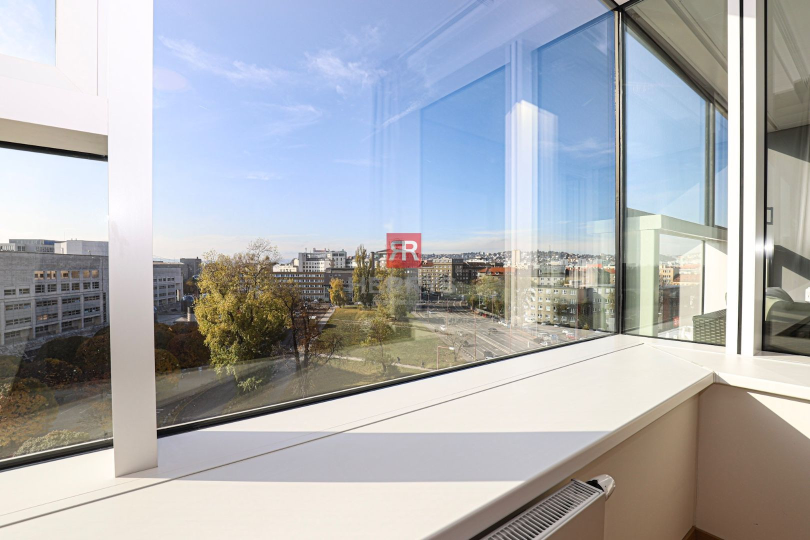 HERRYS - For rent 3-room furnished apartment with a balcony in Panorama City with a view of the Danube